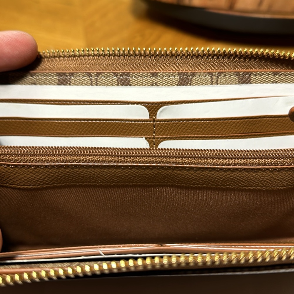 *NWT* COACH Accordion Zip Wallet - HTF color - Picture 11 of 15